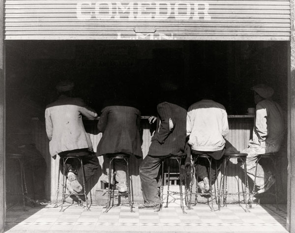 Manuel Alvarez Bravo's photograph of The Crouched Ones (Los agachados)